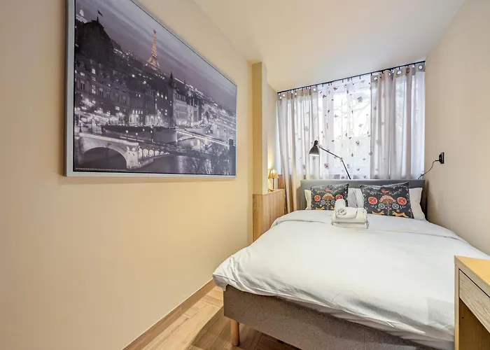 Urban Elegance By Bookinghost *